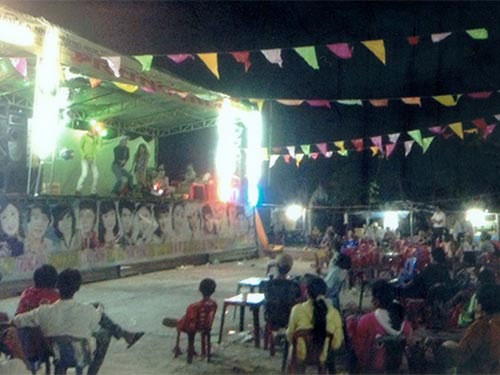 Khoc cuoi chuyen sao Viet chay show Campuchia hinh anh