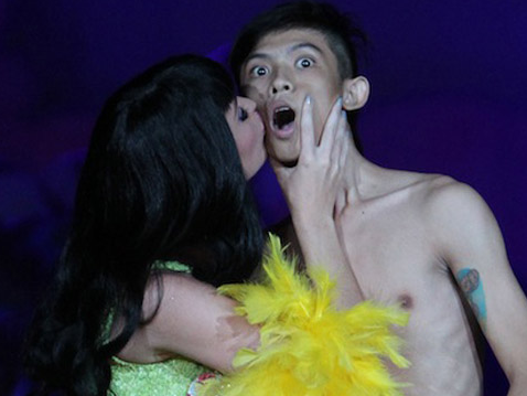 Khi sao cao hung chu dong hon fan hinh anh