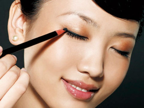 Trang diem doi mat an tuong cho ngay dau nam hinh anh