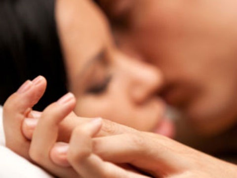 10 suy nghi den toi cua phai dep khi chan 'yeu' hinh anh