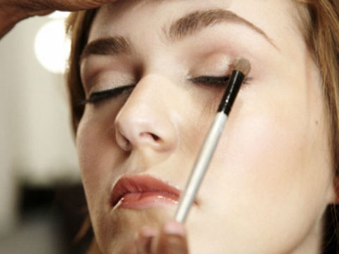 Trang diem duoi nhu an tuong cho co nang mat nau hinh anh