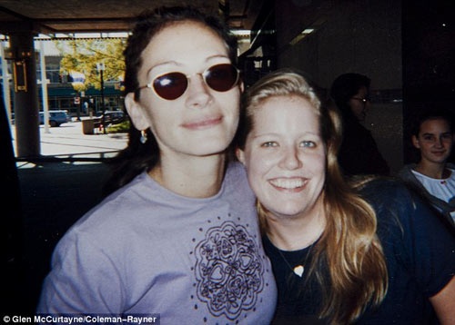 Em gai Julia Roberts dot tu vi soc thuoc hinh anh