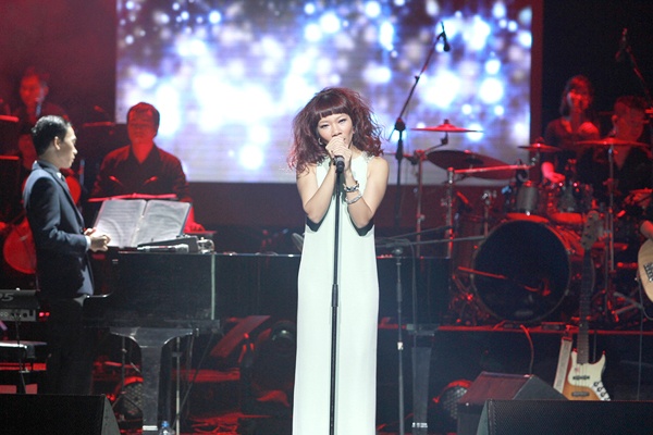 Ca khuc 'Cau vong dem mua' cua Ha Tran hinh anh