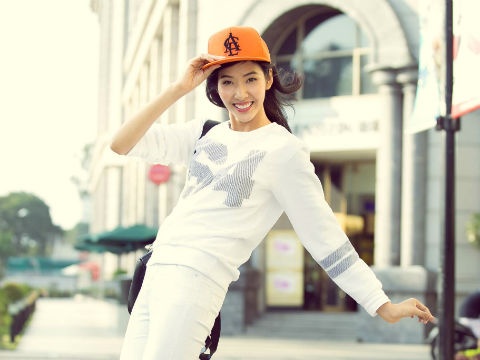 Hoang Thuy dien street style cuc chat tren pho Sai Gon hinh anh