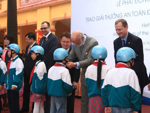 Hoang tu Anh tang mu bao hiem cho hoc sinh tieu hoc hinh anh