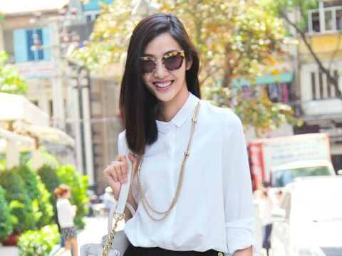 Hoang Thuy rang ro voi street style la tren pho hinh anh