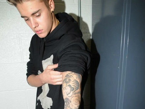 Justin lo toan bo hinh xam trong anh ho so canh sat hinh anh