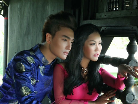 Phi Thanh Van mac ao dai diu dang ben ban trai tin don hinh anh