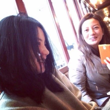 Trieu Vy lo mat moc gia nua hon Vuong Phi hinh anh