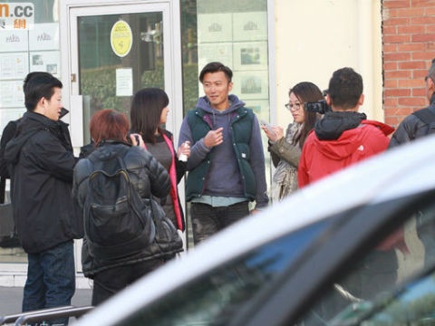 Ta Dinh Phong bi fan vay kin khi di mua sam tren pho hinh anh