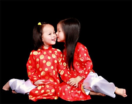 Con gai nguoi mau Ngoc Thuy dieu da voi ao dai hinh anh