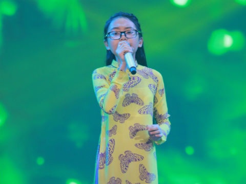Phuong My Chi diu dang ao dai hat dan ca hinh anh