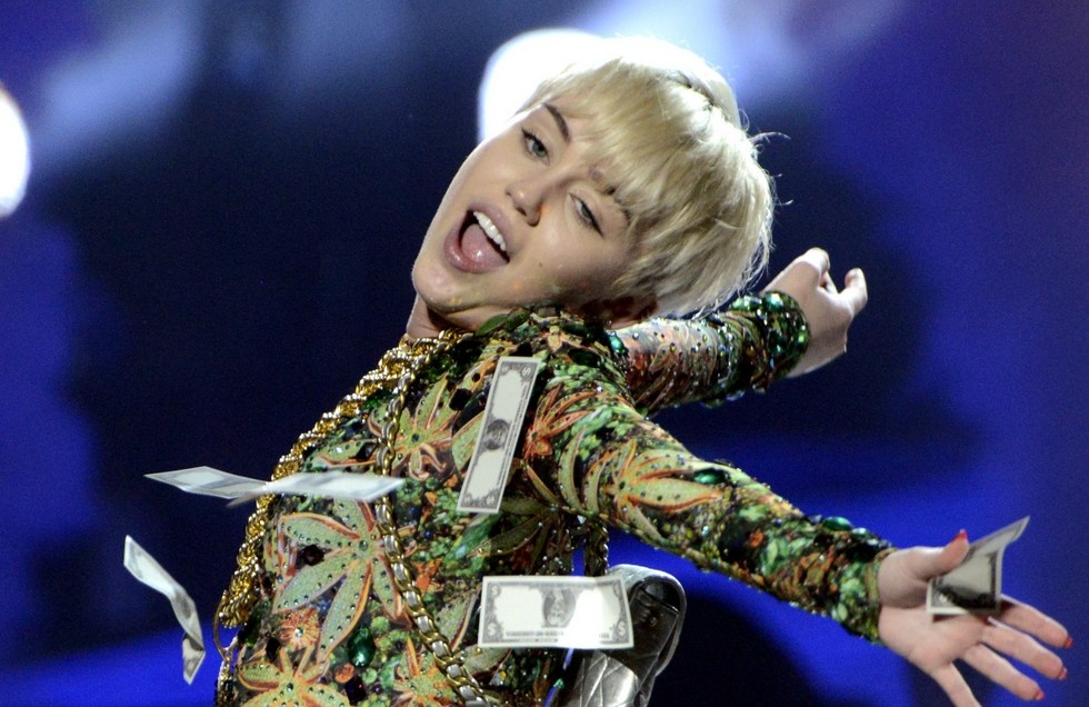 Xe buyt luu dien cua Miley Cyrus chay thanh than hinh anh