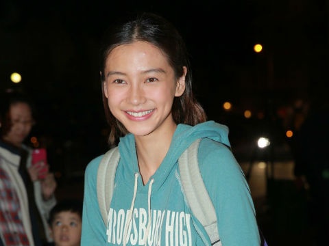 Angela Baby lo mat moc gia nua, day mun hinh anh