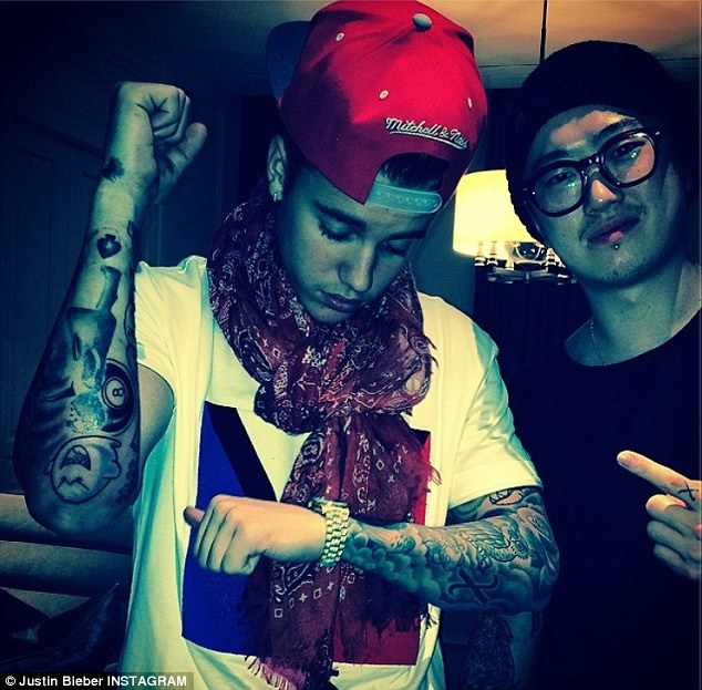 Nam ca sĩ xăm kín cánh tay phải. 