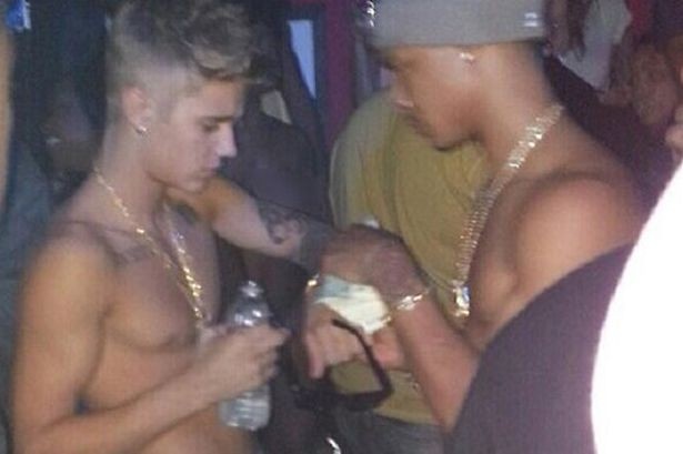 Justin Bieber len lut tiec tung, dan gai la ve khach san hinh anh