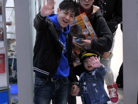 Bo con Lam Chi Dinh than thien vay tay chao fan hinh anh