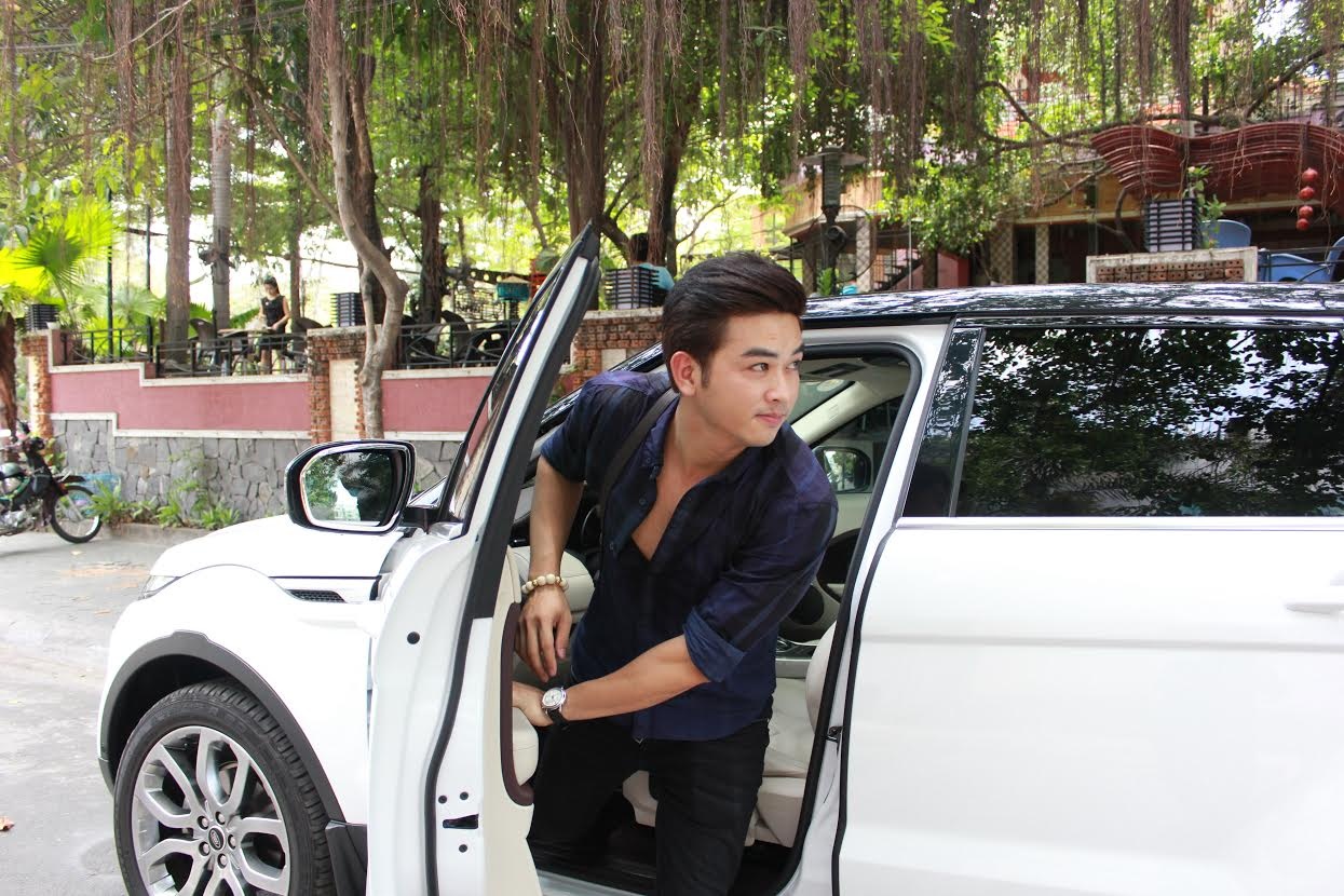 Minh Tuan A# khoe xe tien ty trong MV moi hinh anh