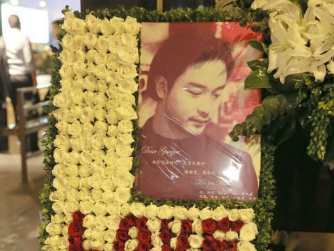 Hoa ngap tran ky niem 11 nam ngay mat cua Truong Quoc Vinh hinh anh