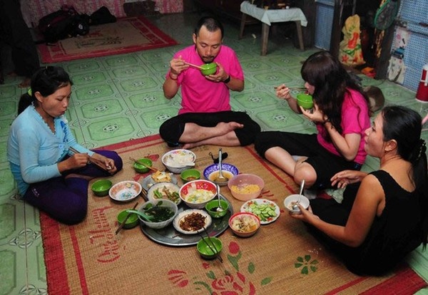 Xuân Bắc ăn cơm hộp trong hậu trường Gặp Nhau Cuối Năm.