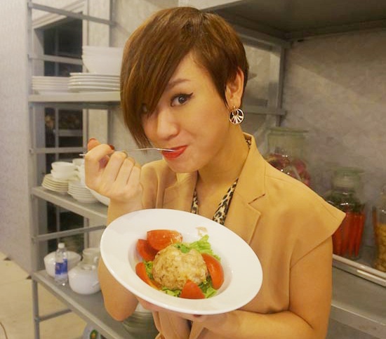 Trà My Idol cũng tranh thủ bỏ bụng khi nghỉ giữa buổi quay hình.