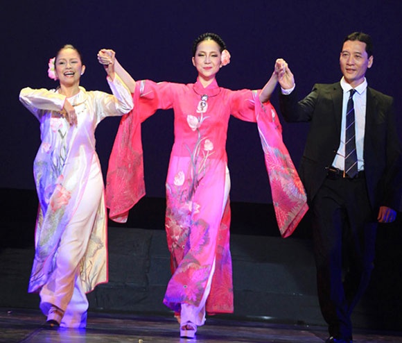 Linh Nga tỏa sáng tài năng bên bố mẹ.