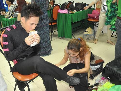 Trúc Diễm chỉ dám ăn một mẩu bánh mì nhỏ xíu trước khi ra sàn catwalk.