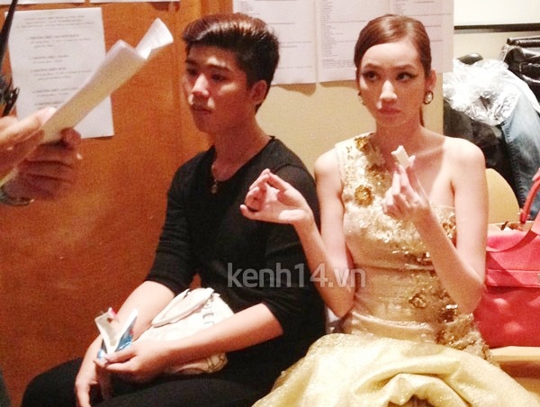 Trúc Diễm chỉ dám ăn một mẩu bánh mì nhỏ xíu trước khi ra sàn catwalk.