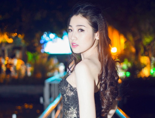 A hau Tu Anh khoe vai tran goi cam hinh anh