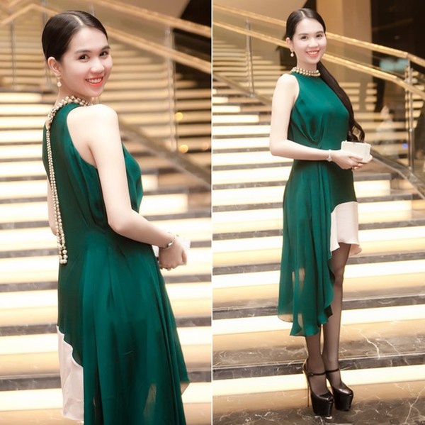 Mới đây, Ngọc Trinh thu hút sự chú ý khi xuất hiện tại một show diễn thời trang ở Hà Nội trong trang phục của Dior. Được biết, thiết kế bất đối xứng với tông màu xanh ngọc lục bảo vô cùng tôn da này có giá lên đến 100 triệu đồng. Cô kết hợp với vòng ngọc trai và clutch cũng cùng thương hiệu trên, có giá lên đến hơn 40 triệu đồng. Riêng đôi giày Louboutin cũng sàn sàn giá 40 triệu đồng.
