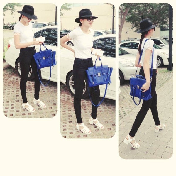 Thanh Hằng luôn được ngưỡng mộ bởi phong cách street style đơn giản, năng động nhưng luôn bắt kịp xu hướng. Bí quyết của cô là khéo léo sử dụng phụ kiện như túi, giày để tô điểm cho bộ cánh thường ngày. Chẳng hạn, điểm nhấn cho trang phục là đôi sandals trắng nghịch ngợm theo phong cách chiến binh.