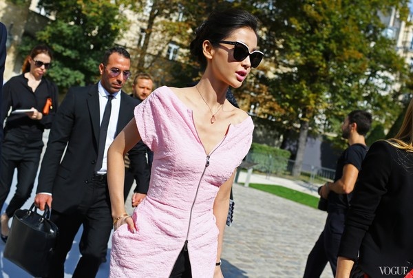 và Angela Baby đều trở nên sành điệu và đẳng cấp hơn với mẫu kính râm của Dior.