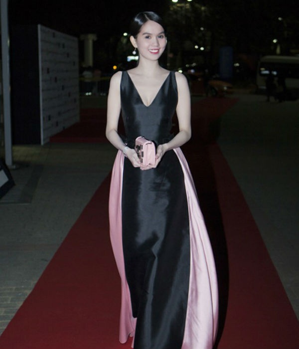 Ngọc Trinh cũng mạnh tay chi 200 triệu đồng để sắm chiếc váy của Valentino nhằm tham dự một sự kiện tầm cỡ.