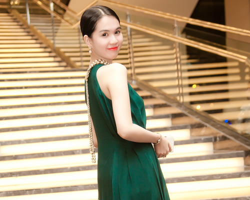 Ngoc Trinh dung hang sao ngoai nhieu nhat thoi gian qua hinh anh