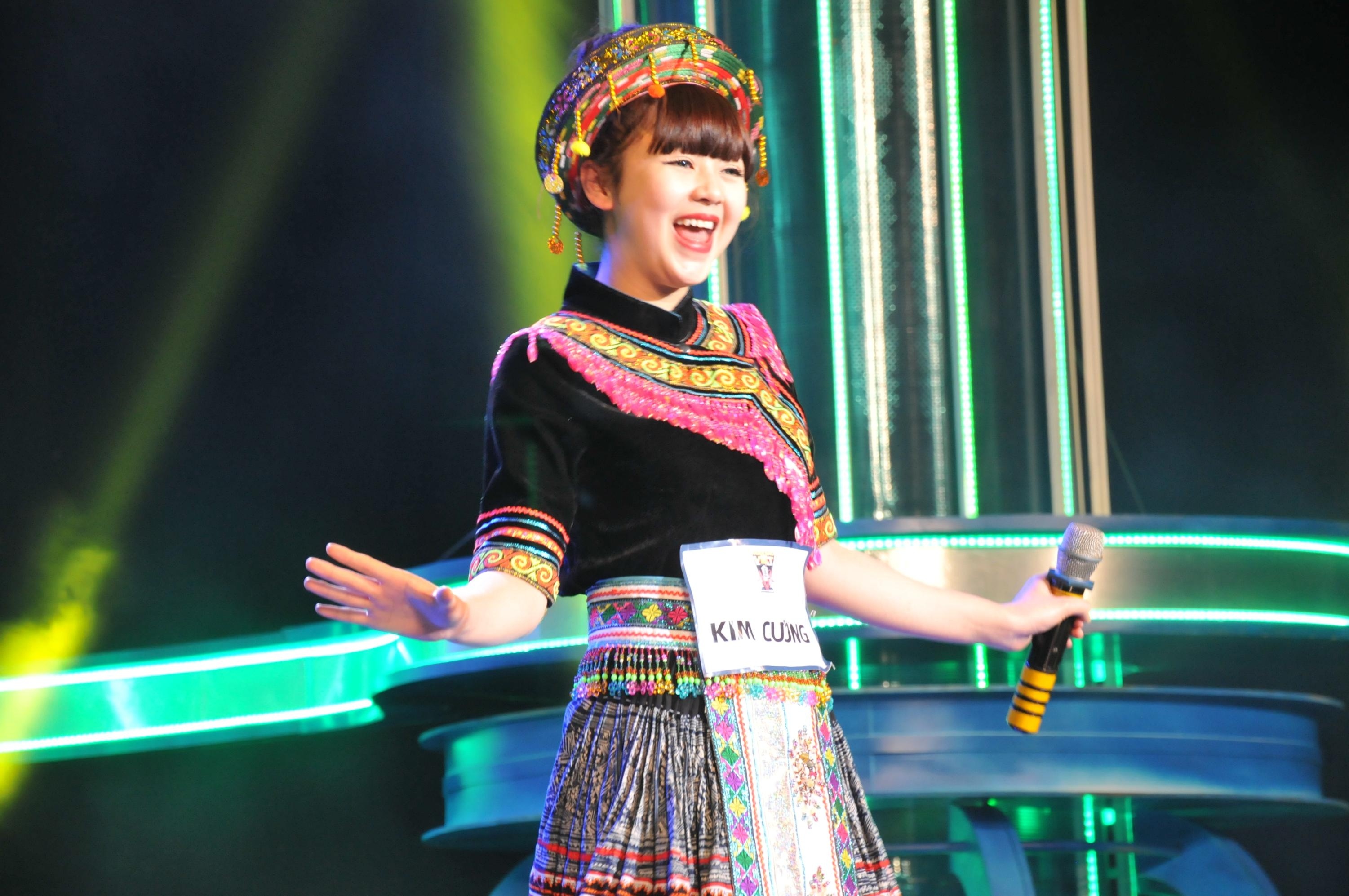 Kim Cương với trang phục dân tộc ấn tượng. 