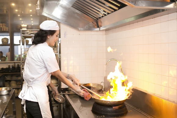 Hoa hậu Mai Phương Thúy thử sức trong lĩnh vực kinh doanh nhà hàng. Nên mỗi khi có thời gian rảnh, cô lại tìm tòi để cùng mọi người chế biến thêm những món ăn mới, nhằm đáp ứng nhu cầu thưởng thức của thực khách.