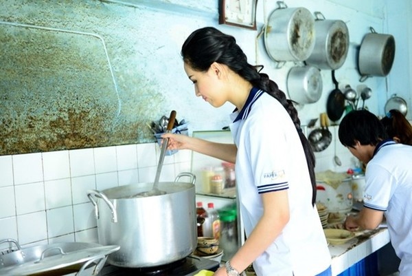 Ngay cả khi đi từ thiện, Mai Phương Thúy cũng rất nhiệt tình vào bếp nấu nướng.