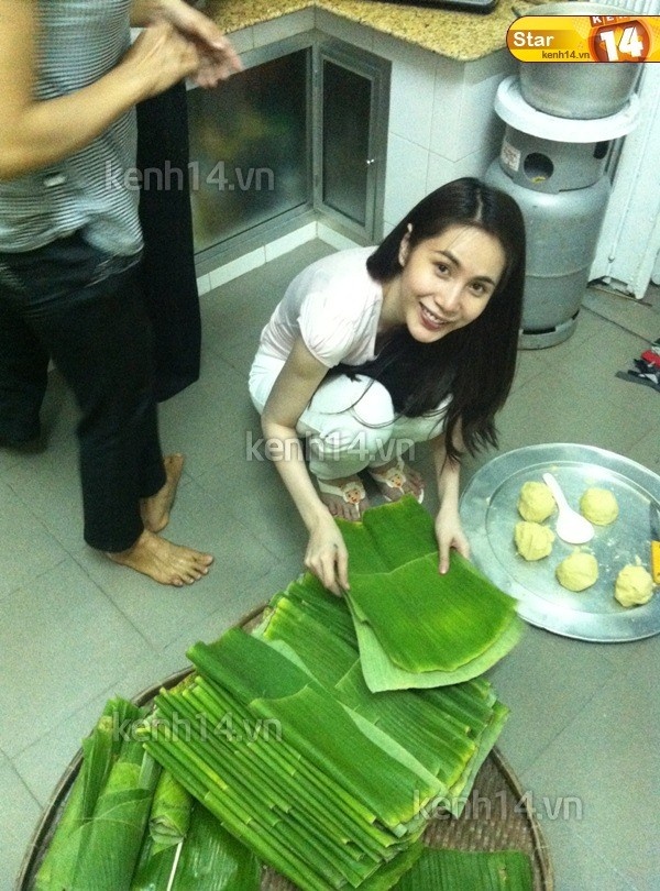 Thủy Tiên cũng hăng hái vào bếp làm bánh Tét ngày Tết cùng gia đình. Ở nhà, Thủy Tiên nấu ăn rất ngon, cô luôn tỉ mỉ với từng món ngon cho ông xã Công Vinh.