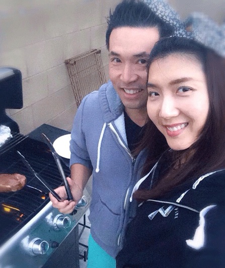 Ngọc Quyên đảm đang nấu nướng cùng chồng.