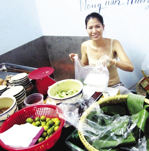 Không chỉ là bà chủ của quán bún đậu mà Trang Trần còn tự tay vào bếp nấu ăn phục vụ khách hàng.