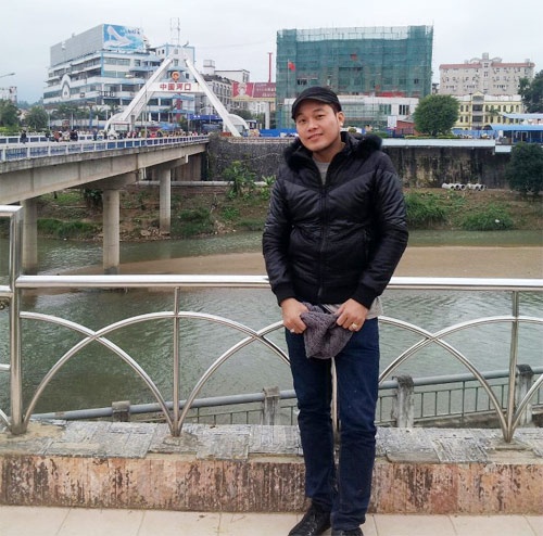 Khánh Bình đam mê ca hát và anh được khá nhiều các fan ủng hộ sau khi đăng tải các clip lên mạng.