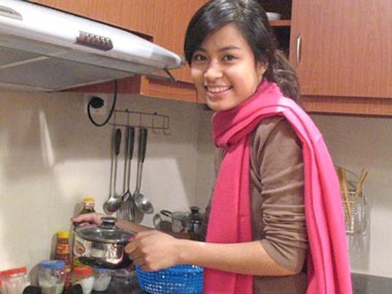 Hình ảnh giản dị khi vào bếp của Hoàng Thùy Linh.