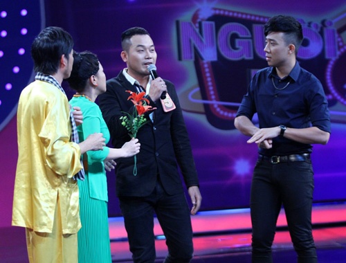 Khánh Bình trên sân khấu Người bí ẩn.