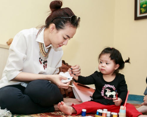 Dinh Ngoc Diep bay ra Ha Noi tham fan nhi 17 thang tuoi hinh anh