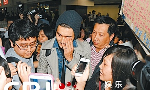 Than tuong xu Han hoang hon vi fan cuong tai san bay hinh anh