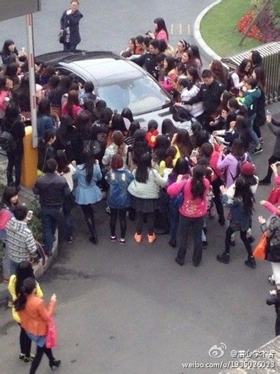 Lee Min Ho tại sân bay Thành Đô.