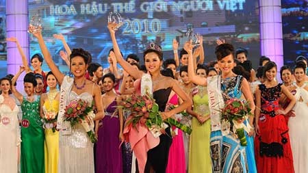 Hoa hậu Diễm Hương (giữa) tại cuộc thi Hoa hậu thế giới người Việt 2010.