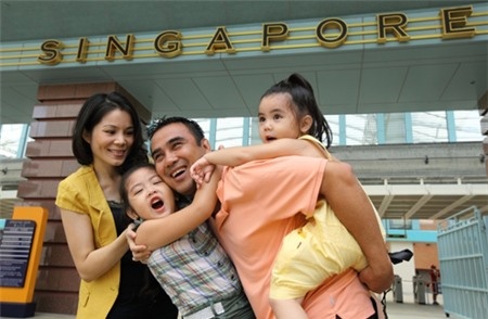 Song hành cùng ba Quyền Linh tại nhiều sự kiện lớn nhỏ, hai bé Lọ Lem và Hạt Dẻ thường xuyên là tâm điểm của ống kính khi xuất hiện. Thừa hưởng sự xinh xắn và duyên dáng của cả ba và mẹ nên 2 nàng công chúa khá tự tin khi xuất hiện trước công chúng, nơi đông người.