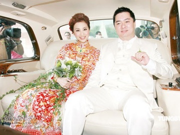 Đàm Tiểu Hoàn và cô dâu và chú rể đổi sang trang phục truyền thống sau khi làm lẽ cưới tại khách sạn Intercontinental (Hồng Kông).