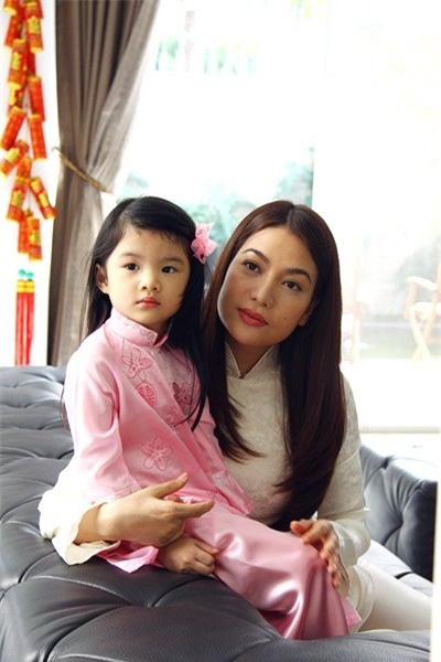 Bé Bảo Tiên có thiên hướng về nghệ thuật, có lần đã làm một clip bé hát để tặng mẹ làm dư luận thích thú một thời gian dài. Bé thừa hưởng vẻ đẹp và thần thái của cả ba mẹ nên rất có dáng của một “nghệ sĩ tương lai”.